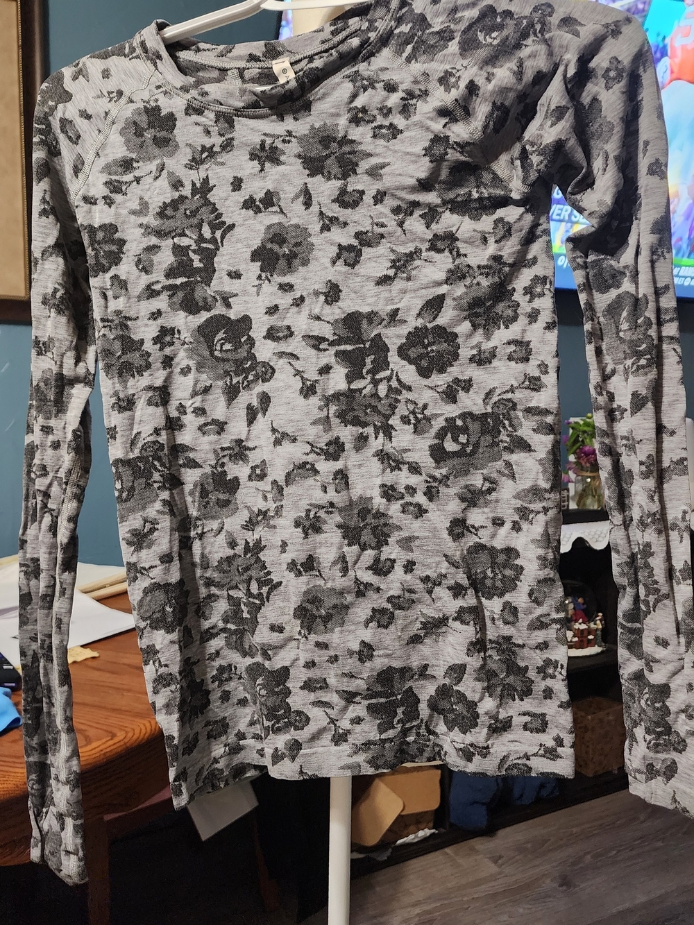 Athleta Gray Floral Long-Sleeve Crewneck Top Sz XSM